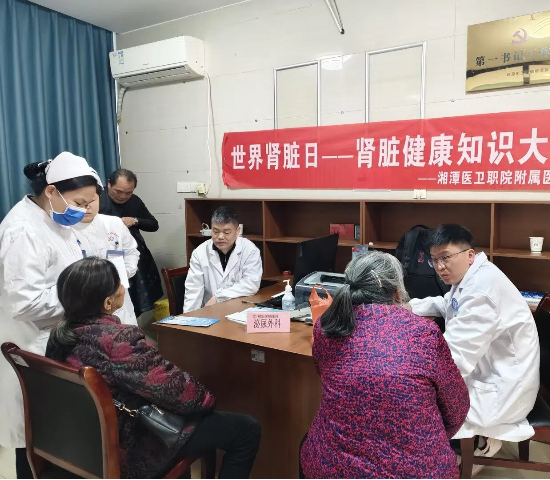 荷塘街道社區(qū)衛(wèi)生服務(wù)中心聯(lián)合湘潭醫(yī)衛(wèi)職業(yè)技術(shù)學(xué)院附屬醫(yī)院開(kāi)展健康義診與咨詢活動(dòng)