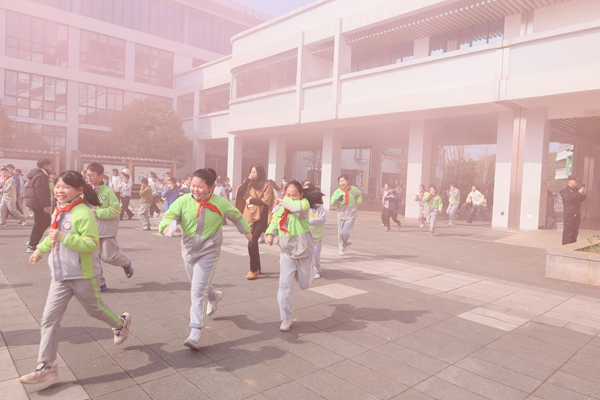 岳塘區(qū)消防救援局走進湖湘學校開展“開學第一課”消防知識培訓暨疏散逃生演練活動