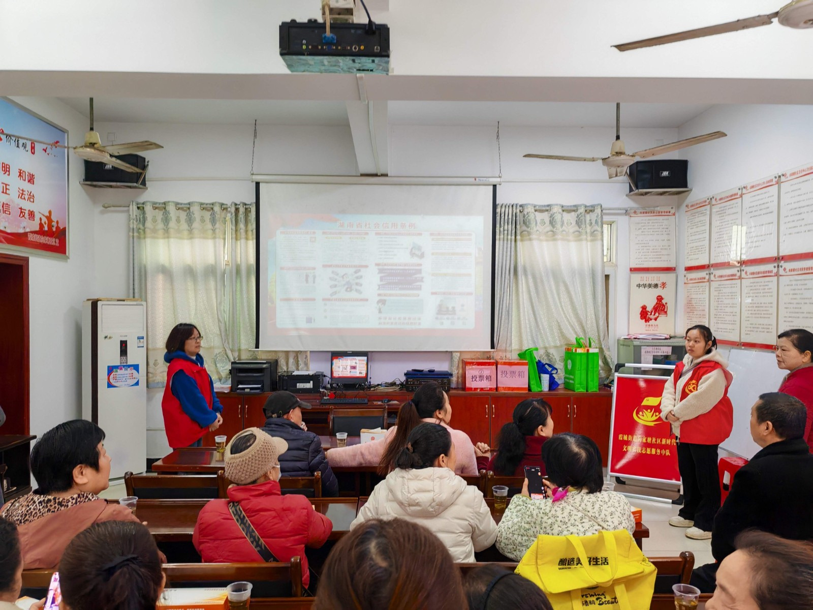 共筑誠信經(jīng)營環(huán)境——向家塘社區(qū)開展“3·15”宣傳活動