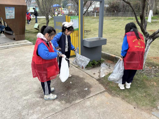 盘龙社区组织学生志愿者开展爱绿护绿学雷锋志愿服务活动