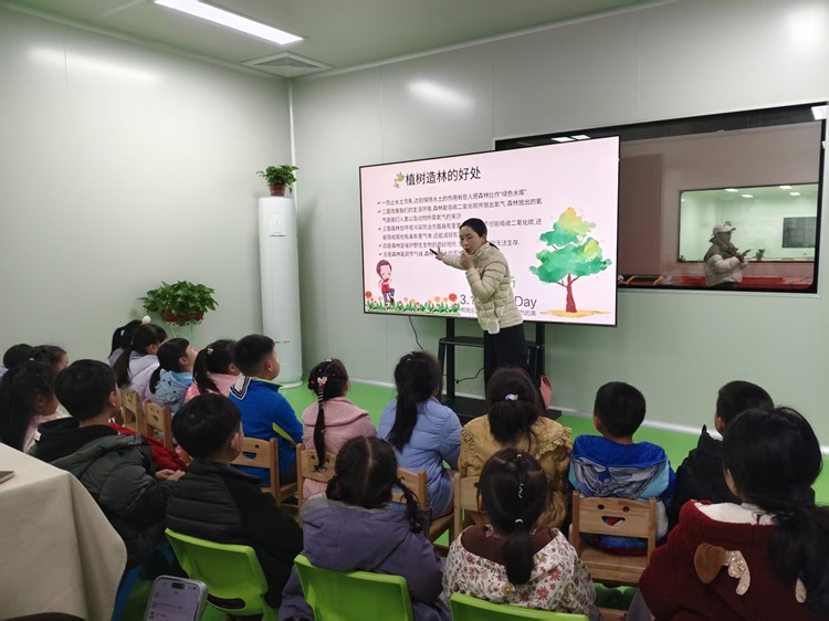 昭山鎮(zhèn)幸福村小谷吖循環(huán)書倉開展親子閱讀活動 共繪綠色環(huán)保新畫卷