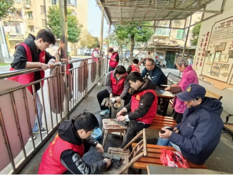 鐵園社區(qū)：“志愿紅”點(diǎn)亮社區(qū) “學(xué)雷鋒”溫暖人心