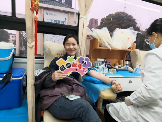 学雷锋献爱心 热血践初心——红旗社区联合共建单位开展无偿献血活动