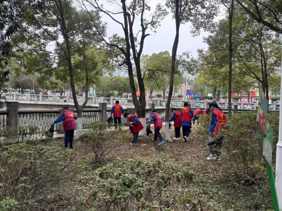 云峰社区开展“世界水日”“中国水周”净滩志愿活动