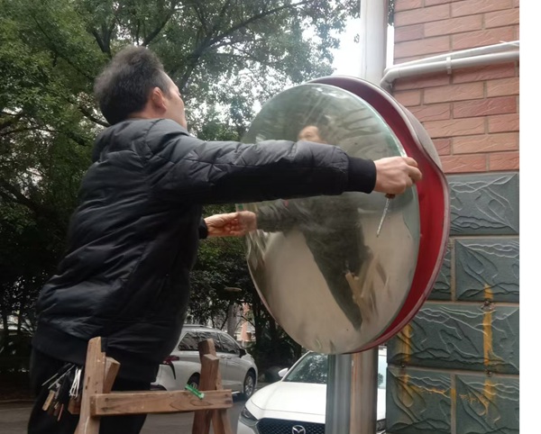 三角坪社區(qū)聯(lián)合小區(qū)物業(yè)安裝廣角鏡 守護居民出行安全