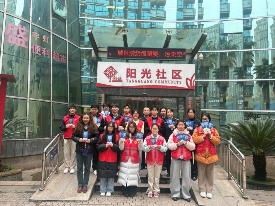 阳光社区联合岳塘公安分局反诈中心、工程学院志愿者开展入户反电信网络诈骗宣传活动