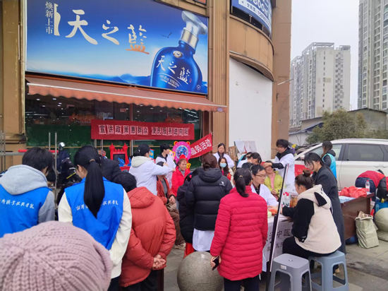 向陽社區(qū)開展“暖心服務(wù)進社區(qū) 便民惠民暖人心” 政策宣講暨健康義診活動