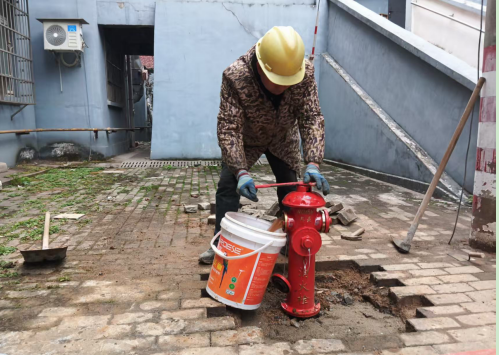 学卫社区：消防栓漏水扰民 邻长协调解难题