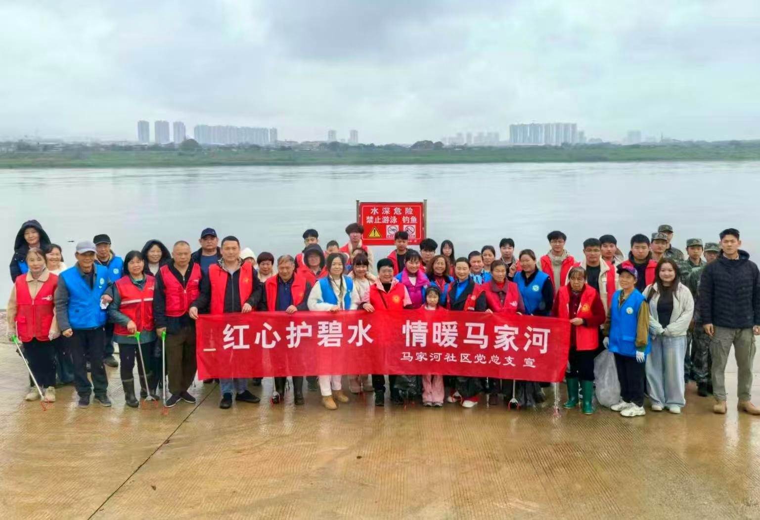 马家河社区开展净滩志愿服务活动 守护湘江生态岸线