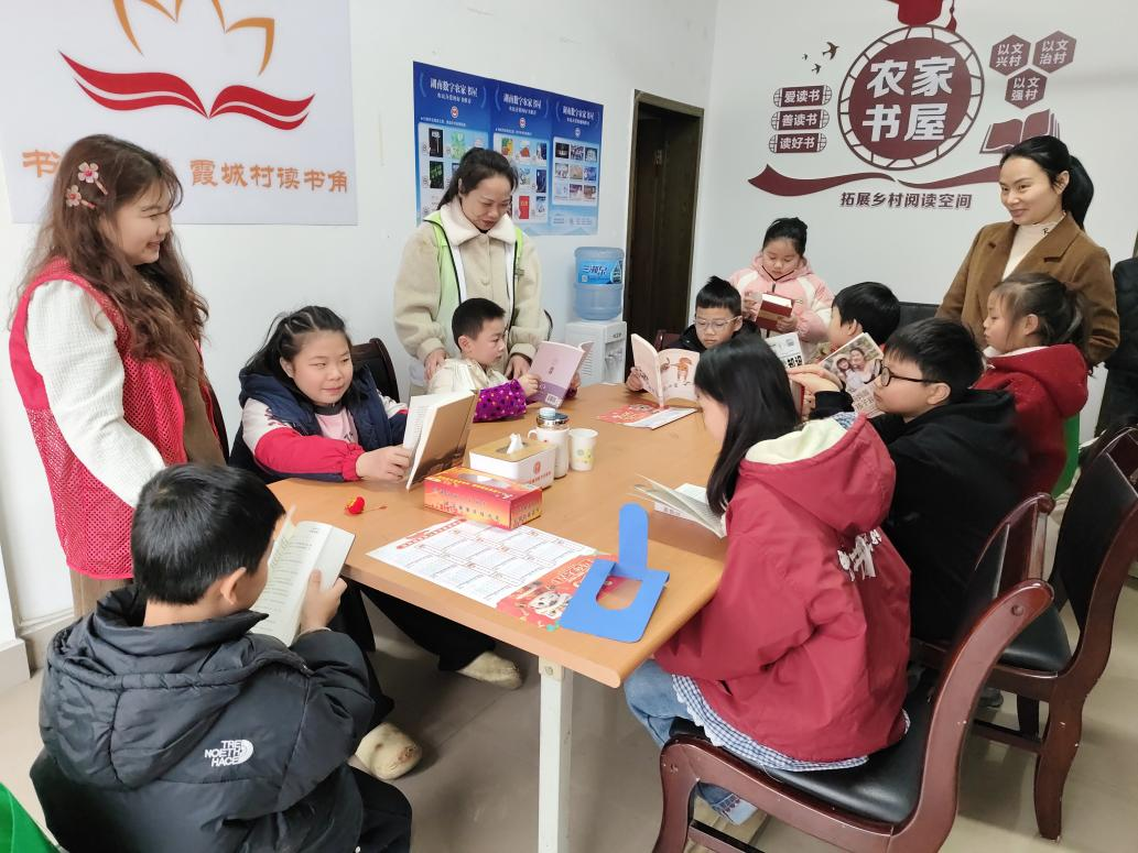 霞城村开展“书香润乡村  阅读促成长”主题活动