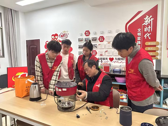 向陽(yáng)社區(qū)：校社聯(lián)動(dòng)學(xué)雷鋒 愛(ài)心維修惠民生