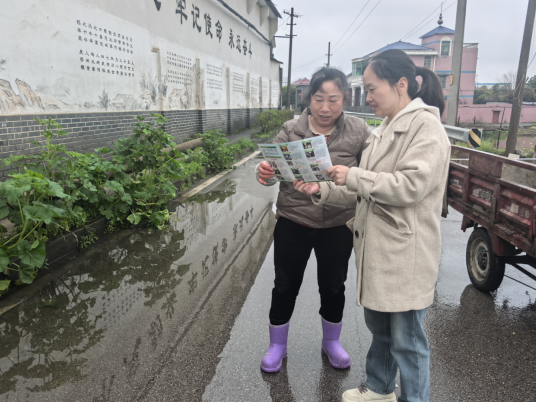 霞城街道阳塘村入户宣传防毒菇 筑牢舌尖“安全线”