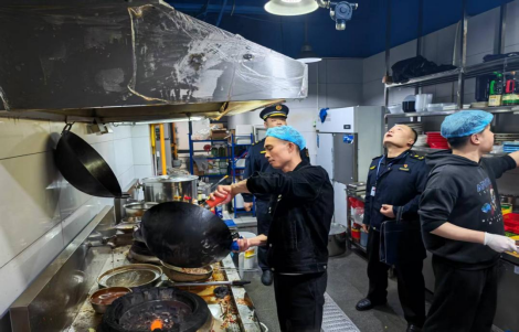 守護(hù)夜市“煙火氣” 筑牢安全“防護(hù)網(wǎng)”——岳塘城管開(kāi)展燃?xì)獍踩共樾袆?dòng)