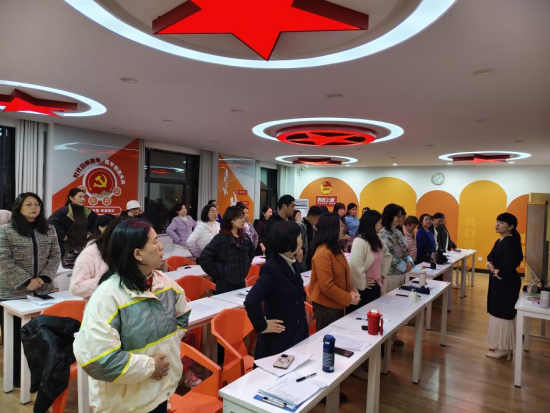 云峰社区“青年夜校”流行歌曲班开班 歌声点亮多彩夜生活