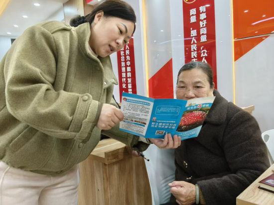 云峰社区多措并举开展预防野生蘑菇中毒宣传活动