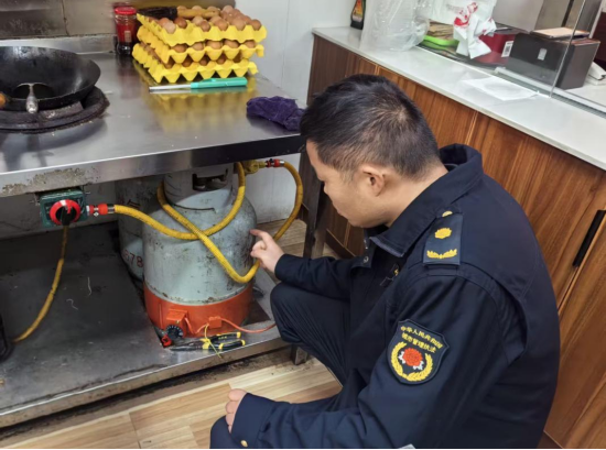 云峰社区联合开展燃气安全专项检查 筑牢辖区安全防线