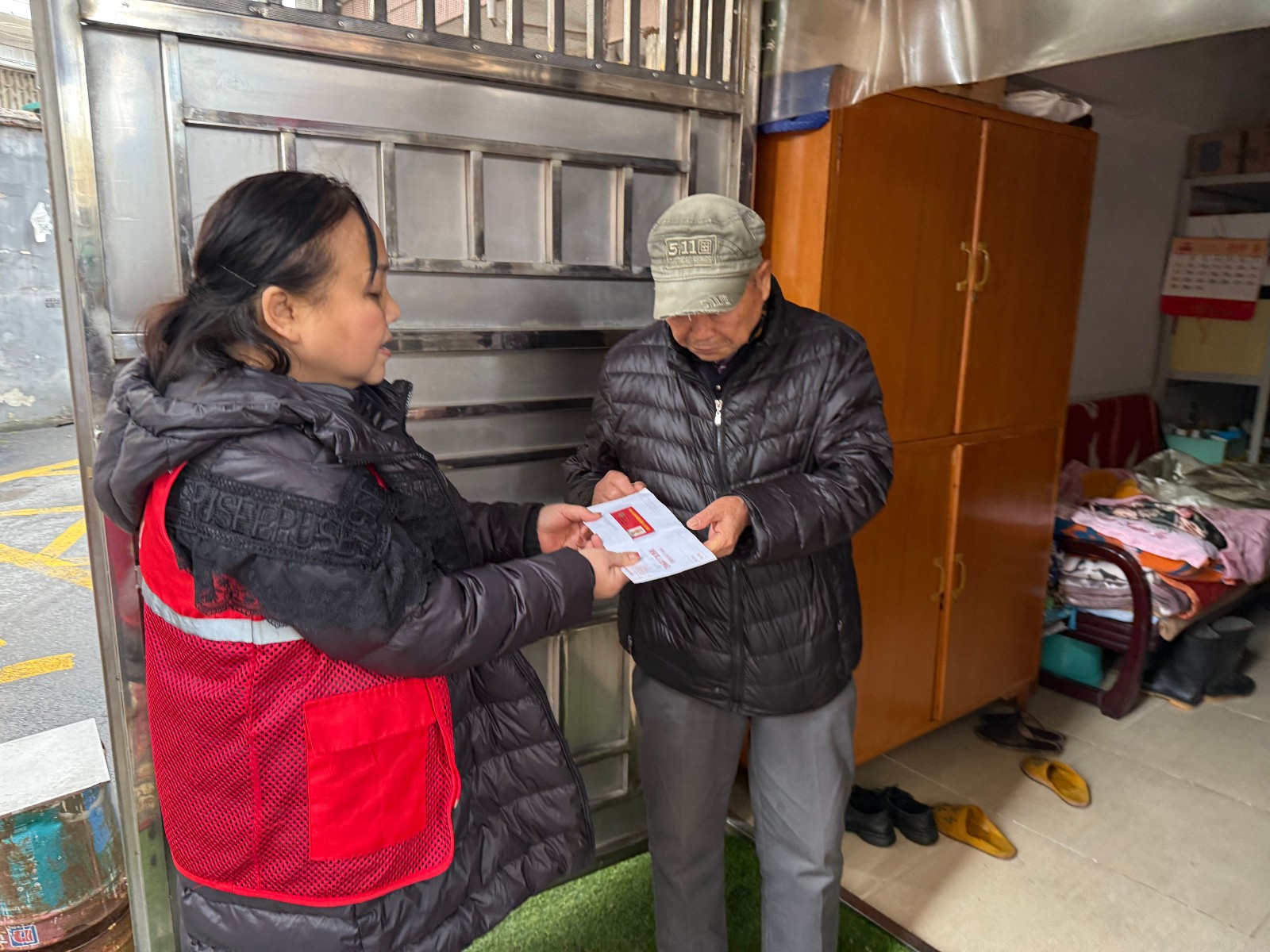 晓塘社区：上门送证暖人心 温情服务退役军人