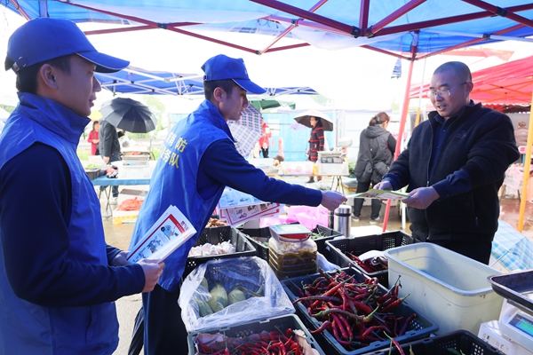 岳塘區(qū)消防救援局組織藍(lán)焰消防志愿者深入農(nóng)村開(kāi)展清明節(jié)消防宣傳活動(dòng)