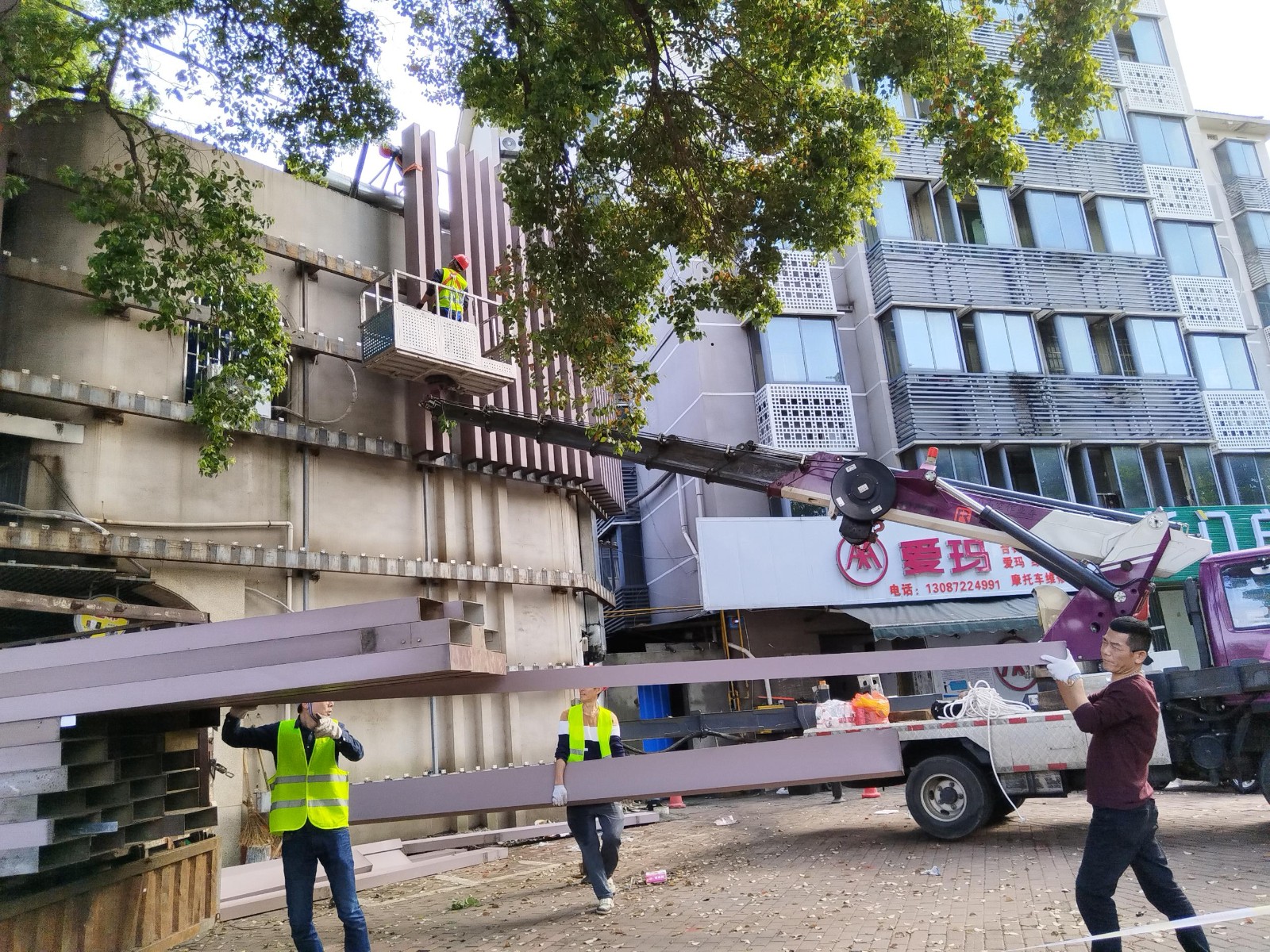 曉塘社區(qū)聯(lián)合區(qū)城市管理局開展戶外廣告牌拆除行動(dòng)