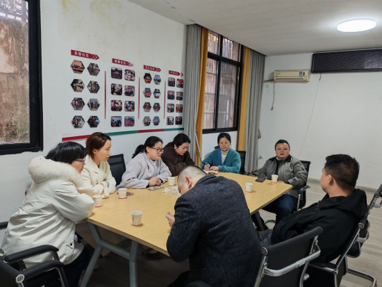 盘龙社区多方联动解民忧 锦旗致谢显温情