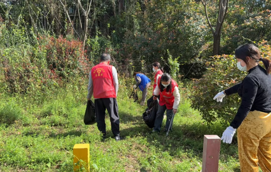 陽光社區(qū)開展“清理白色垃圾?共建潔凈社區(qū)”志愿服務(wù)活動