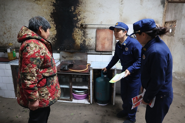 岳塘區(qū)消防救援局宣傳服務(wù)隊(duì)開(kāi)展“防火先行，平安清明”消防宣傳活動(dòng)