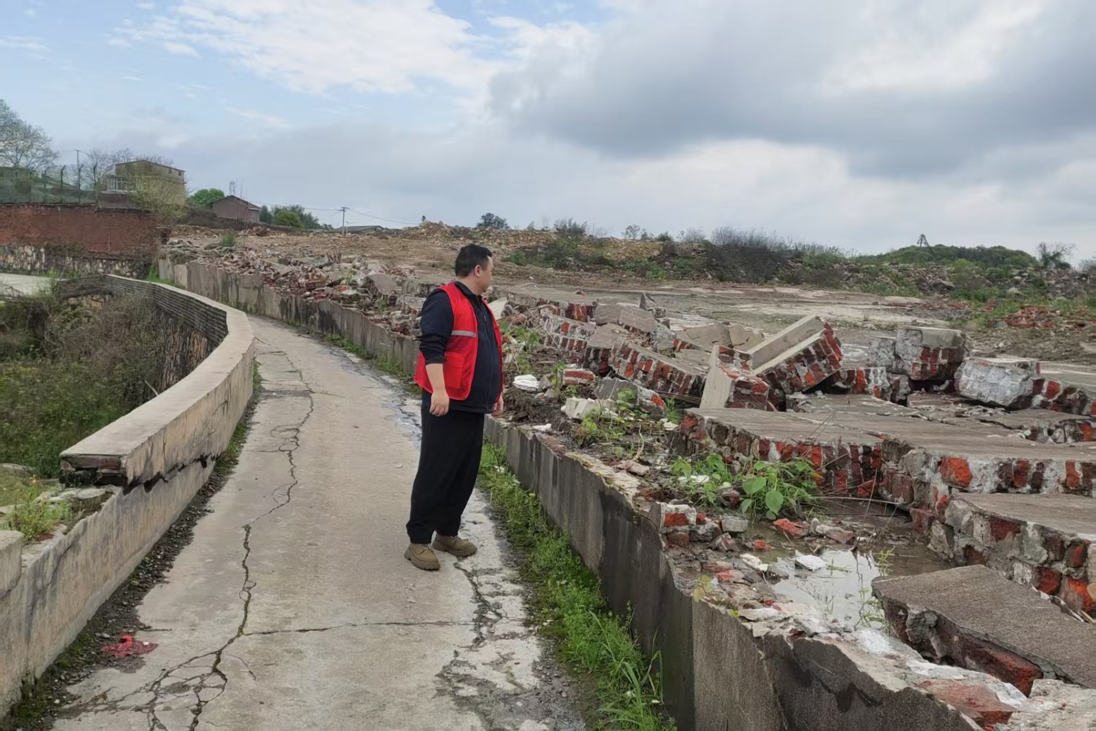 雙馬街道馬家河社區(qū)高效處置潭州水泥廠安全隱患