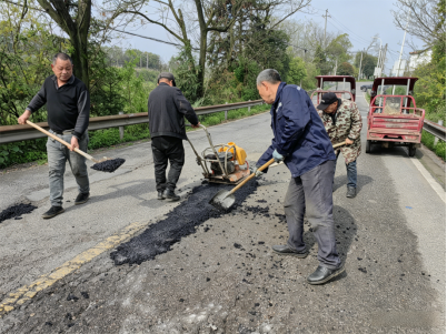 破損路變平整道  板塘街道高效修復(fù)板馬路