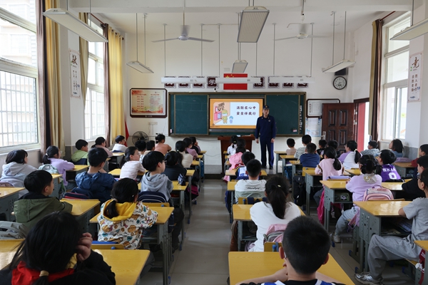 岳塘區(qū)消防救援局走進(jìn)火炬學(xué)校開展消防宣傳培訓(xùn)