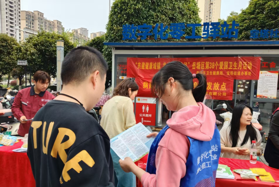 宝塔社区走进天虹商场开展就业创业宣传活动