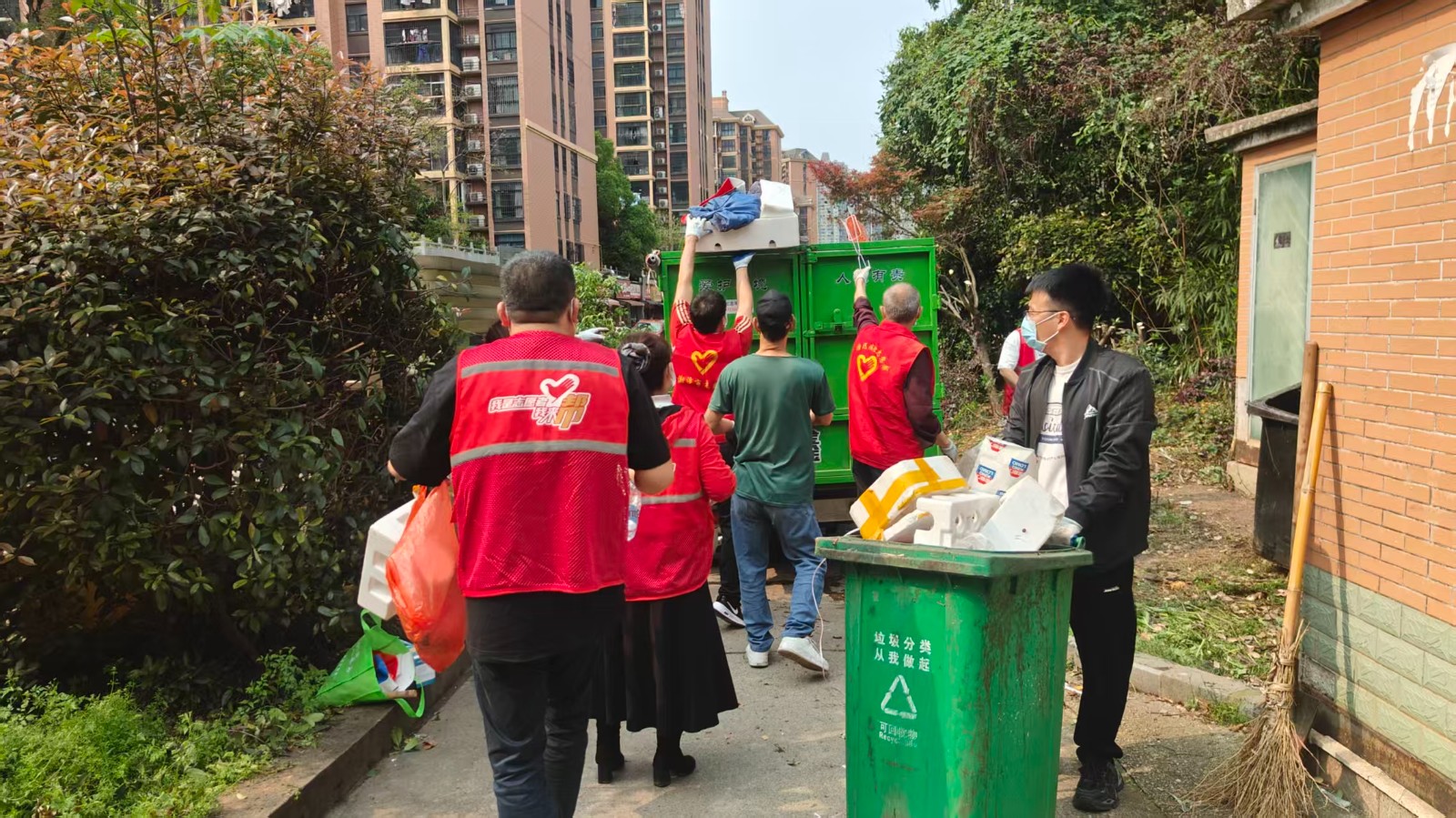 飛機(jī)坪社區(qū)開(kāi)展“愛(ài)國(guó)衛(wèi)生月”環(huán)境衛(wèi)生大清掃活動(dòng)