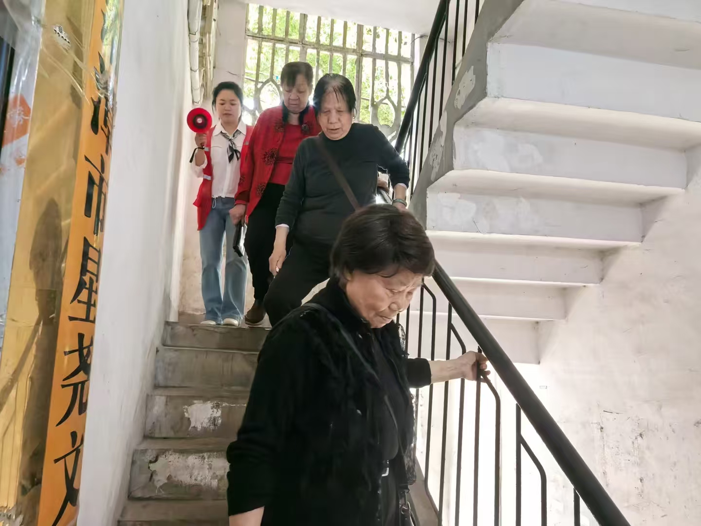 聞汛而動(dòng)練硬功 瓦窯塘社區(qū)開(kāi)展防汛應(yīng)急演練