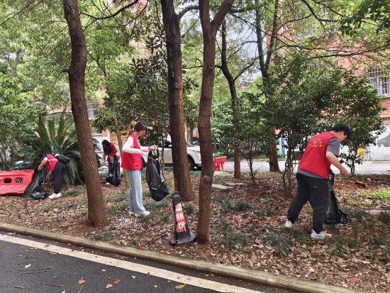 盤(pán)龍社區(qū)開(kāi)展環(huán)境清潔志愿活動(dòng)?美化家園暖人心