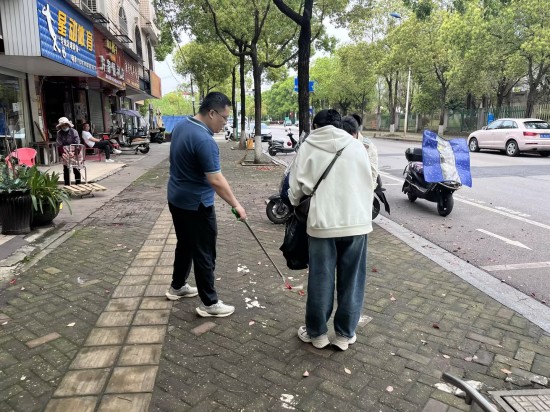 橫街社區(qū)開展環(huán)境衛(wèi)生專項整治行動