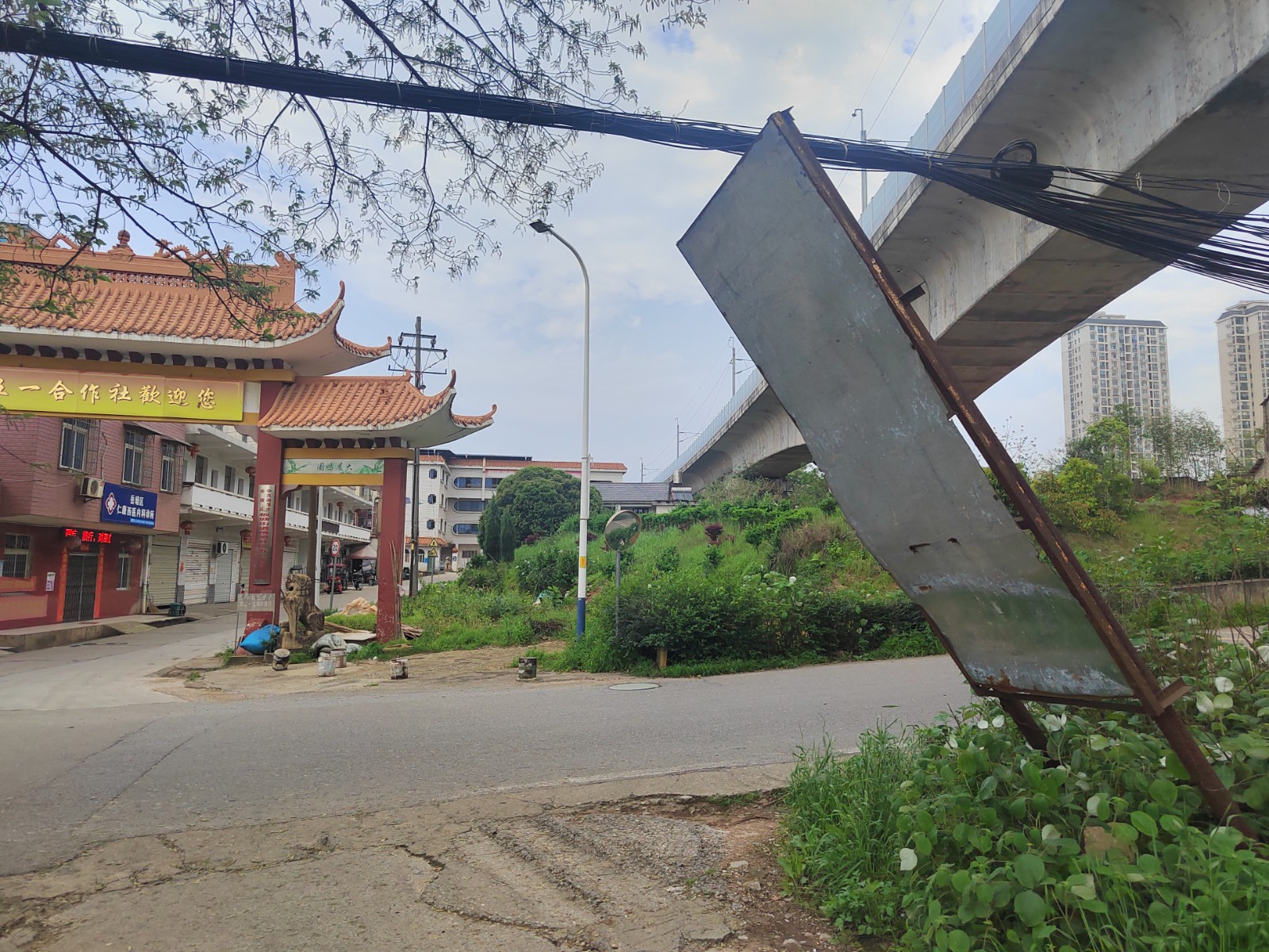 板塘合作社依托“三长制”巡查快速拆除倾斜牌匾  守护群众“脚下安全”