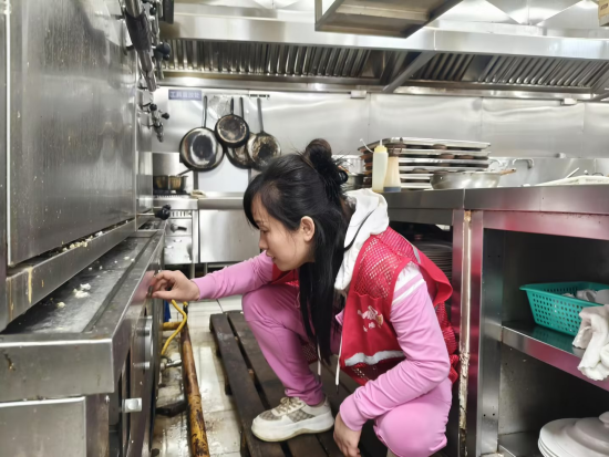 云峰社區(qū)開(kāi)展規(guī)上餐飲店燃?xì)獍踩珜ｍ?xiàng)檢查