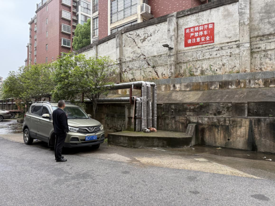 云盤社區(qū)開(kāi)展雨季安全隱患摸排專項(xiàng)行動(dòng)