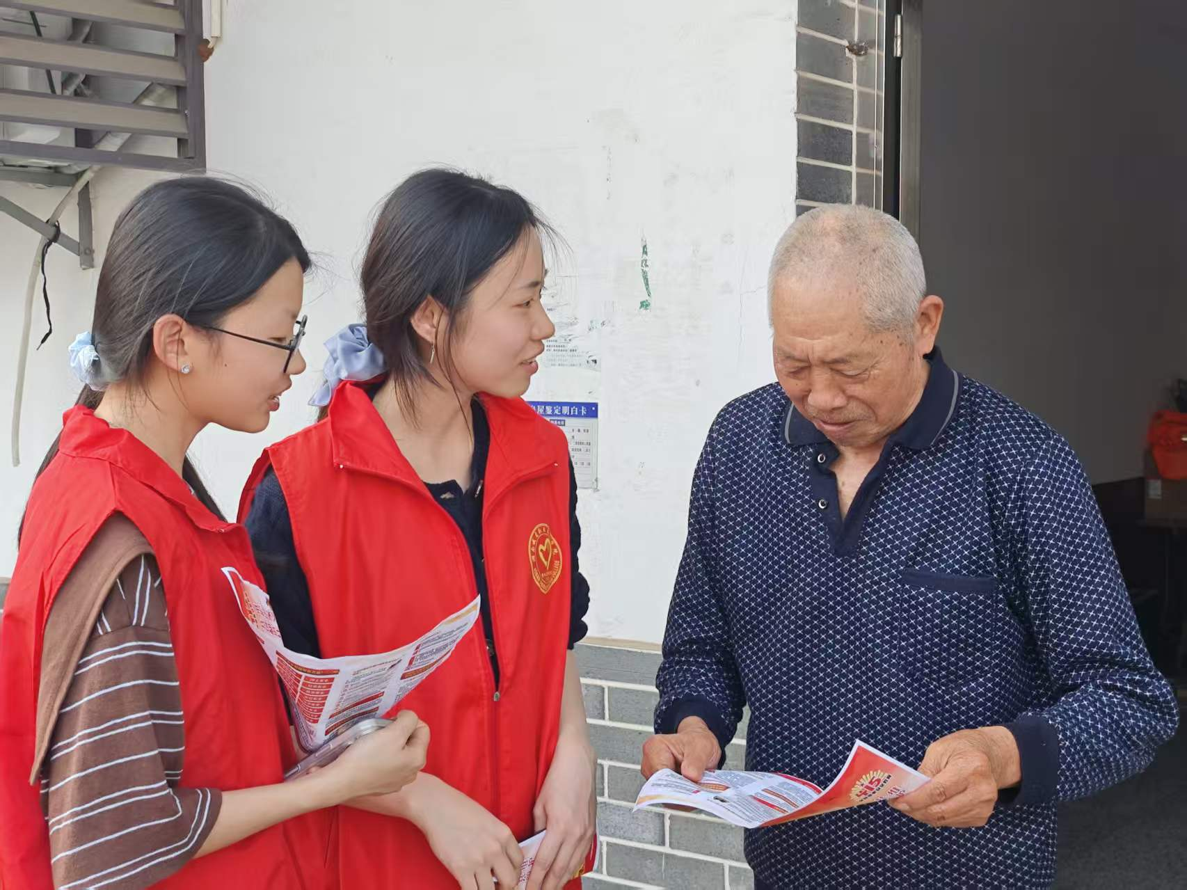 霞城街道陽(yáng)塘村開(kāi)展“全民國(guó)家安全教育日”普法宣傳活動(dòng)