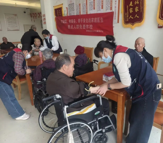 荷塘街道社区卫生服务中心：暖心体检进养老院 守护“夕阳红”健康