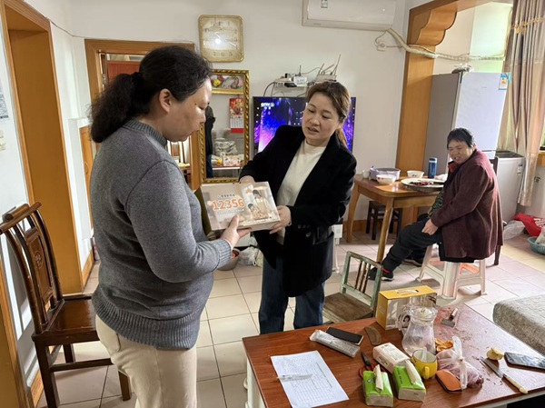 三角坪社區(qū)開展計生特殊家庭走訪慰問活動