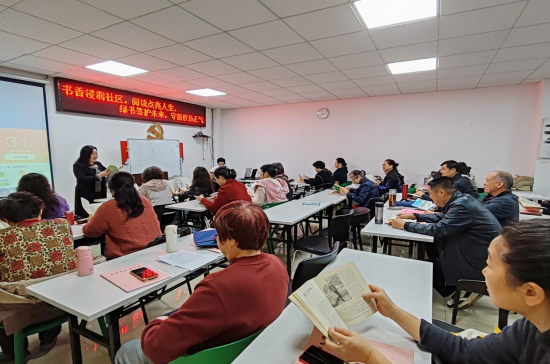 宝塔社区开展“书香浸润社区 阅读点亮人生 绿书签护成长 正版伴我行”全民阅读周活动