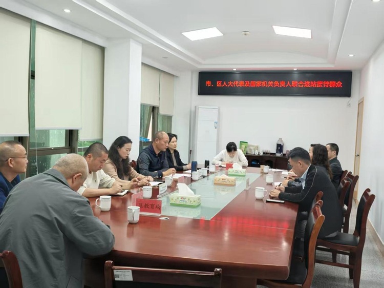 听民意 解民忧 见实效——市、区人大代表联合国家机关负责人走进昭山镇人大代表联络站接待群众