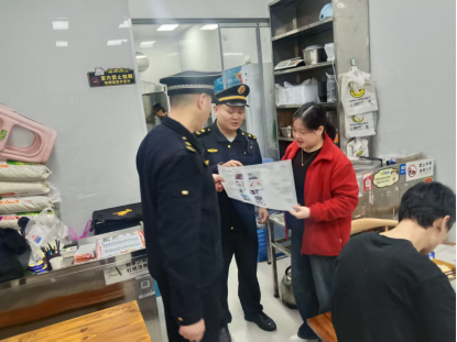 岳塘城管对湘钢片区开展餐饮油烟整治行动 筑牢辖区环境治理防线