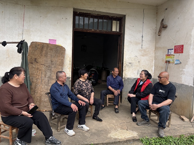 昭山镇玉屏村党员志愿者下户开展微宣讲