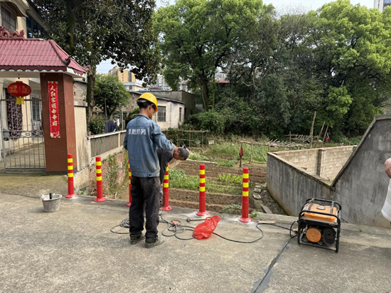 向阳社区：践行“三听三问”解民忧 安装夜间反光防撞栏暖民心