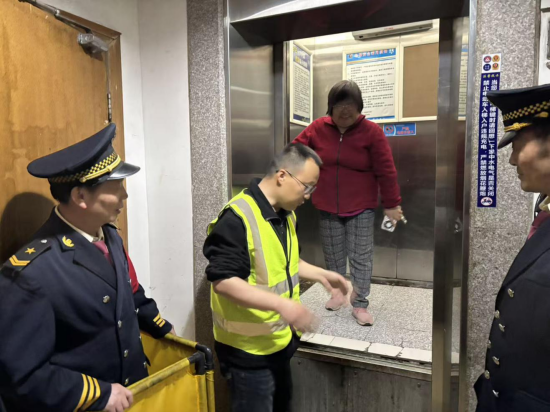 陽光社區(qū)聯(lián)合物業(yè)開展電梯困人自救安全知識宣傳與救援演練