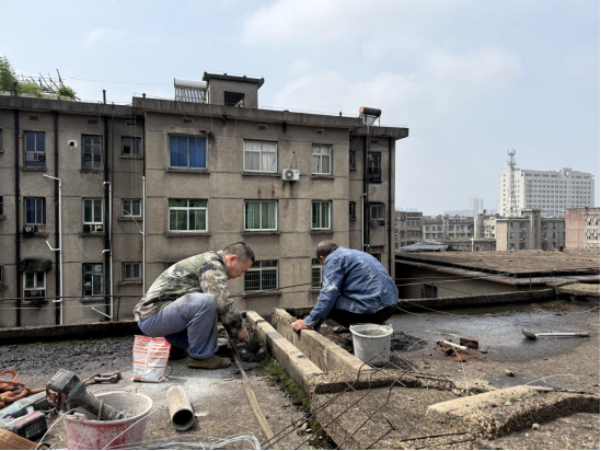 安乐社区“三听三问”快速解决老旧小区外墙渗水难题