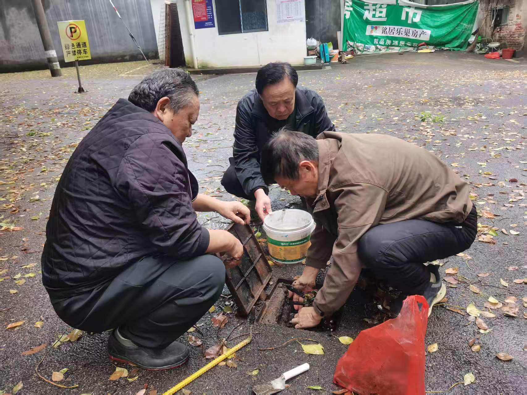 晓塘社区联动多方力量高效处置钢晓村小区路灯及电路隐患
