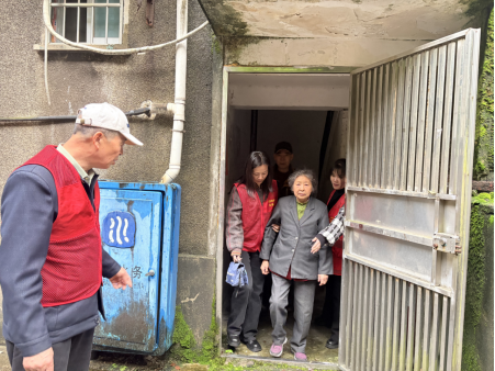 安乐社区“以练筑防”开展防汛应急演练