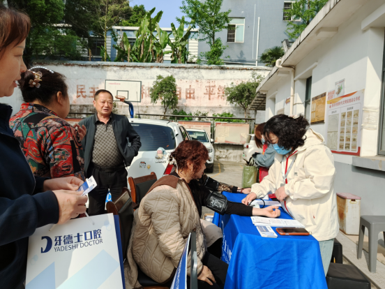 板塘街道新农村：便民服务庆“五一”  党群阵地暖人心